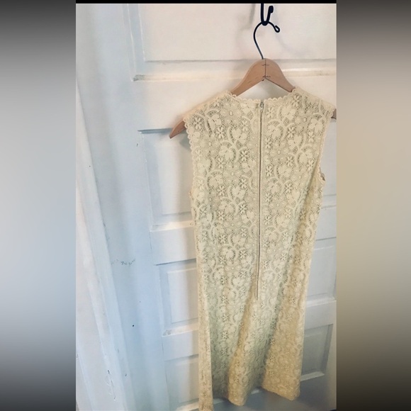 GORGEOUS VTG LATE ‘60s IVORY LACE SHEATH DRESS - Picture 2 of 3